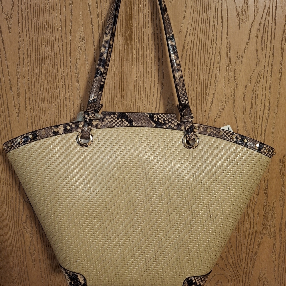 Michael Kors Izzy Meduim Fan Straw Tote - Picture 3 of 16